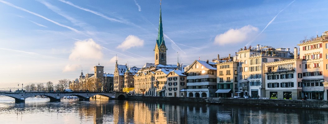 Ansicht der Fraumünsterkirche im Winter, Zürich, Schweiz