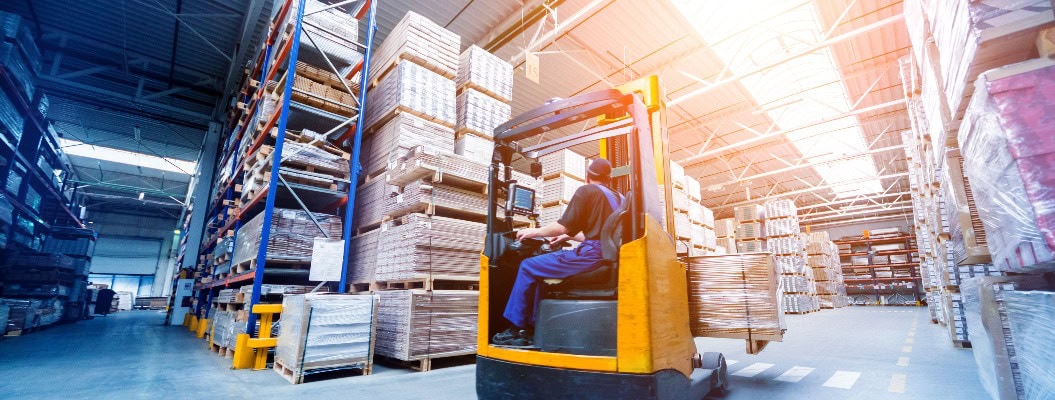 Gabelstapler-Lader in einem Lagerhaus als Zeichen für Logistik