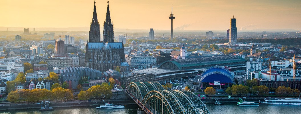 Kölner Skyline im Sonnenlicht